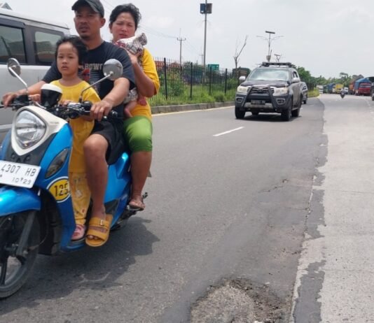 Menjelang Mudik, Jalan Arjawinangun – Tegalkarang Masih Dipenuhi Lubang