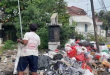 Warga Keluhkan Tumpukan Sampah di Jalan Adiarsa yang Tak Kunjung Diangkut