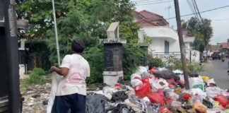 Warga Keluhkan Tumpukan Sampah di Jalan Adiarsa yang Tak Kunjung Diangkut