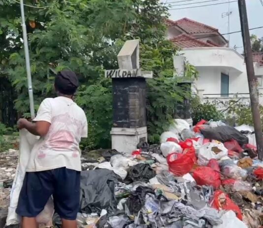 Warga Keluhkan Tumpukan Sampah di Jalan Adiarsa yang Tak Kunjung Diangkut