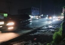 Arus lalu lintas pemudik di Lingkar Tanjungpura Karawang ramai namun tetap lancar