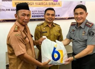 Hari Bakti Pemasyarakatan ke-61, Kalapas Karawang Berbagi 148 Paket Bansos kepada Masyarakat