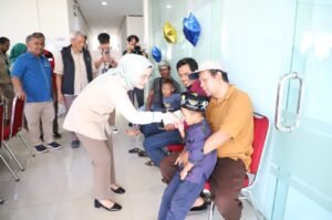Dir. Keuangan dan Umum Yuni Setyaningrum Bersama peserta sunatan masal dan orangtuanya