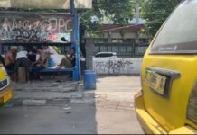 Halte Depan SMAN 1 Karawang Kumuh, Dijadikan Tempat Nongkrong Sopir Angkot