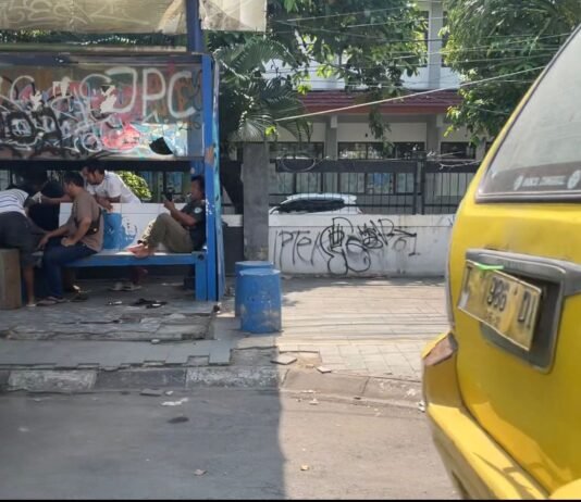 Halte Depan SMAN 1 Karawang Kumuh, Dijadikan Tempat Nongkrong Sopir Angkot