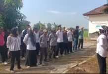 Warga dan Perangkat Desa Purwamekar Kompak Bersihkan Lingkungan