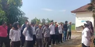 Warga dan Perangkat Desa Purwamekar Kompak Bersihkan Lingkungan