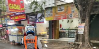 Viral Petugas Dishub Karawang Pakai Motor Plat Mati 2020, Warga: Kalau Rakyat yang Begitu, Langsung Ditilang