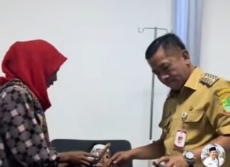 Ibu Menangis di Puskesmas Klari karena Tak Dilayani, Bupati Aep Geram: “Masih Betah Kerja di Sini?