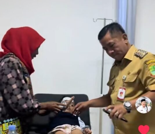 Ibu Menangis di Puskesmas Klari karena Tak Dilayani, Bupati Aep Geram: “Masih Betah Kerja di Sini?