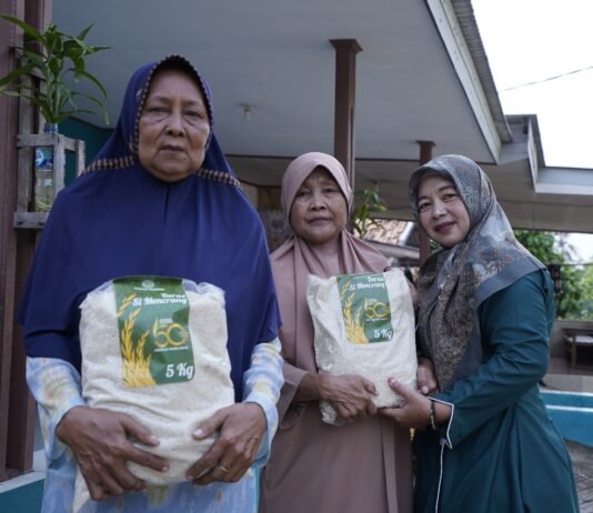 Pupuk Kujang Wujudkan Kepedulian Sosial Lewat Beras Hasil Penelitian Sendiri