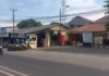 Parkiran Motor Depan Polres Karawang Meluber ke Bahu Jalan, Warga Keluhkan Macet dan Bahaya Kecelakaan