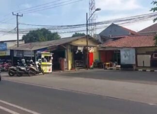 Parkiran Motor Depan Polres Karawang Meluber ke Bahu Jalan, Warga Keluhkan Macet dan Bahaya Kecelakaan