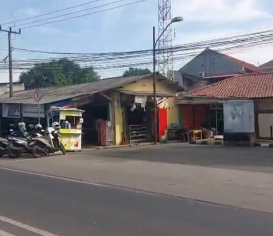 Parkiran Motor Depan Polres Karawang Meluber ke Bahu Jalan, Warga Keluhkan Macet dan Bahaya Kecelakaan