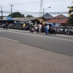 Parkir Liar di Depan Polres Karawang Tak Tersentuh, Rambu Larangan Seolah Tak Berlaku