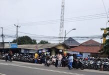 Parkir Liar di Depan Polres Karawang Tak Tersentuh, Rambu Larangan Seolah Tak Berlaku