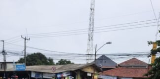 Parkir Liar di Depan Polres Karawang Tak Tersentuh, Rambu Larangan Seolah Tak Berlaku