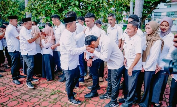 Awali Kerja Pasca Libur Lebaran, Bupati Aep Tekankan Percepatan PembangunanKab. Karawang - Menga~2