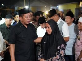 Bupati Aep Takziah ke Rumah Duka, Serahkan Santunan untuk Korban Kecelakaan Panjalu–Cikijing