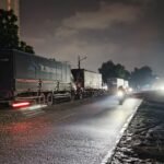 Nyaris Celaka, Jalan Sempit Akibat Kontainer Parkir di Badami–Pangkalan