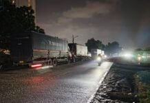 Nyaris Celaka, Jalan Sempit Akibat Kontainer Parkir di Badami–Pangkalan