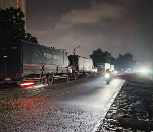Nyaris Celaka, Jalan Sempit Akibat Kontainer Parkir di Badami–Pangkalan