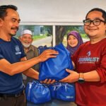 Kehangatan di Balik Sembako: IWOI Karawang Pererat Kebersamaan dengan Warga