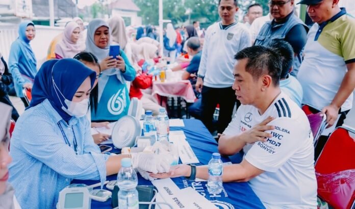 Jumat Sehat ASN Karawang, Bupati Aep Ajak Pegawai Jaga Kebugaran dan Cek Kesehatan RutinKab. Kar (1)~2