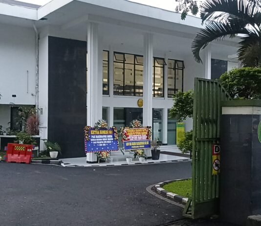 Karangan Bunga Banjiri PN Tipikor Bandung, Publik Apresiasi KPK Bongkar Korupsi APBD Bekasi