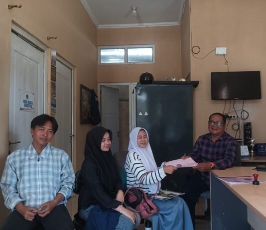 Dua Siswi SMKN 2 Karawang Tuntaskan Laporan PKL di PT Teras Pasundan Mediatama