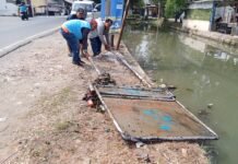 Tak Hanya Antar Penumpang, Driver GOKAR Bantu Bersihkan Irigasi di Karawang Timur
