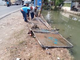 Tak Hanya Antar Penumpang, Driver GOKAR Bantu Bersihkan Irigasi di Karawang Timur
