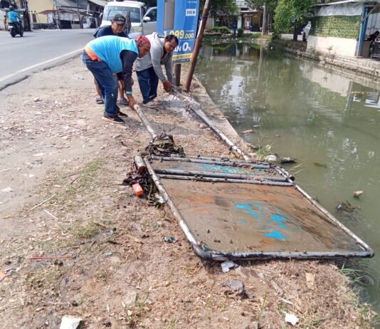 Tak Hanya Antar Penumpang, Driver GOKAR Bantu Bersihkan Irigasi di Karawang Timur