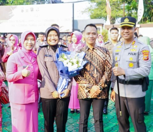 Kapolres Karawang Pimpin Upacara Kenaikan Pangkat 75 Personel, Pengabdian dan Prestasi Diganjar Penghargaan