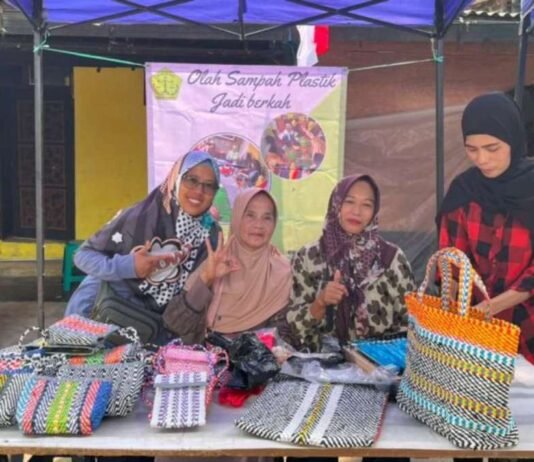 Kantong Kresek Bekas Diolah Jadi Tas hingga Dompet, Warga Cibogo Dorong Pengelolaan Sampah