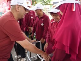 Kejari Karawang Hadirkan Senyum Lansia Lewat Bakti Sosial dan Lomba Kemerdekaan