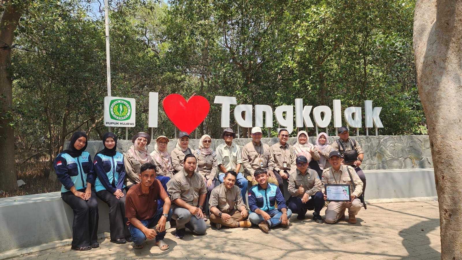 Aksi Nyata UBP Karawang untuk Lingkungan, Fakultas Farmasi Tanam Mangrove